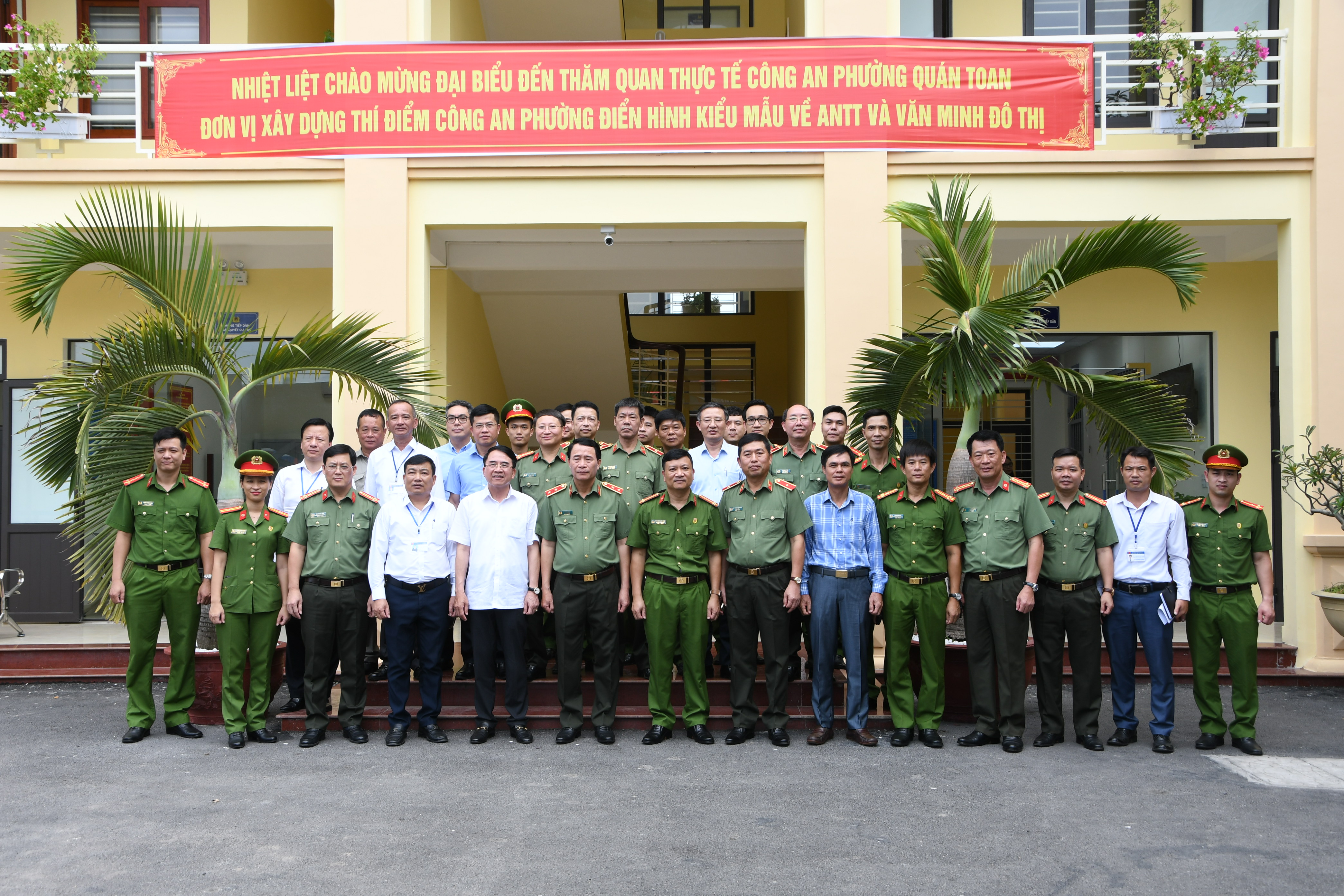 Đồng chí Trung tướng Lê Quốc Hùng, Thứ trưởng Bộ Công an tham quan thực tế một số Công an phường tại Hải Phòng